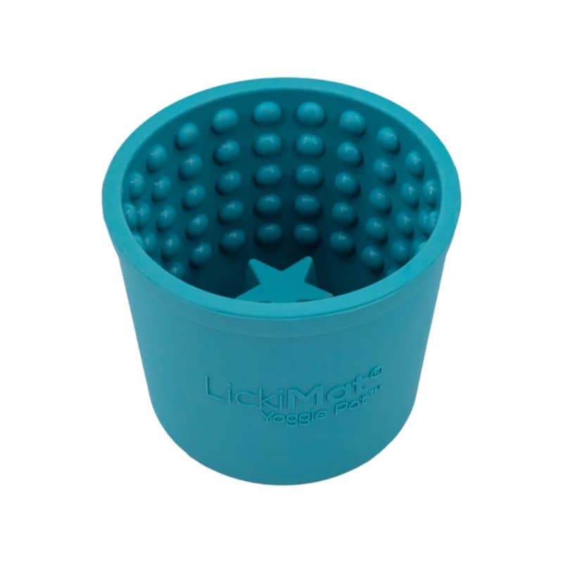 Le Yoggie Pot bleu turquoise de Lickimat est un jouet d'occupation pour chien pouvant être rempli de patée, peanut butter, yahourt ou croquettes et pouvanyt être léché