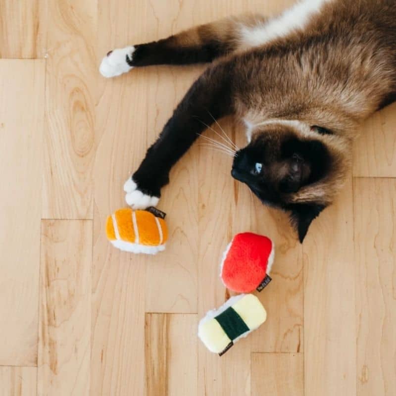 jouet pour chat P.L.A.Y. est composé de trois peluches fourrées à l'herbe à chat en forme de sushi