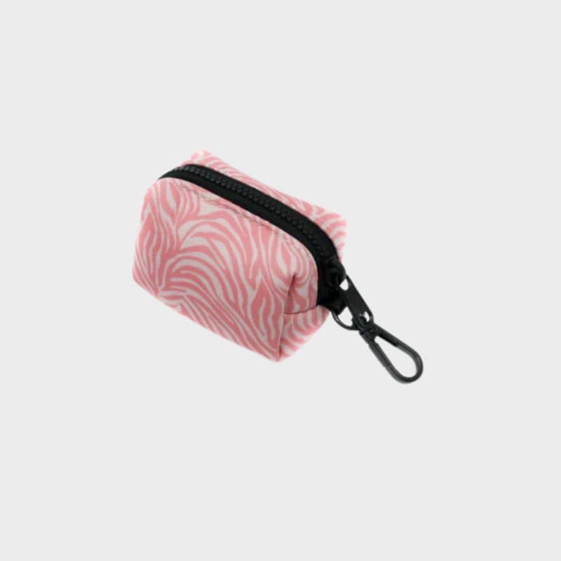 Détail distributeurs de sac à déjection canine en rose zebre Pablo & co