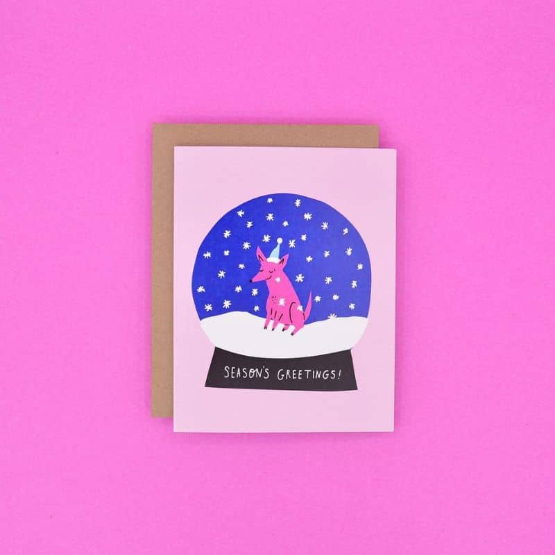 Carte de Noël avec chien dans une boule avec de la neige de Badger and Burke