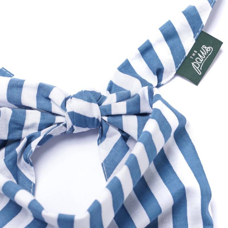Bandana pour chien à nouer autour du cou de la marque The Paws, au motif Harbour rayures bleues pour assortir avec ses tenues et son animal