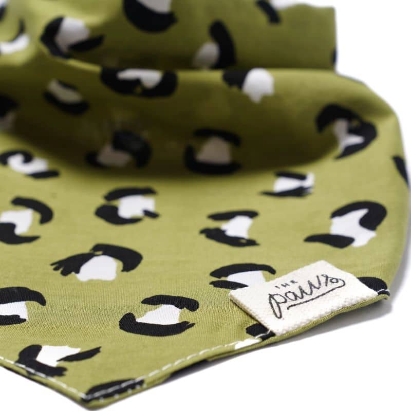 Bandana pour chien de la marque The Paws au motif léopard olive kaki à nouer autour du cou