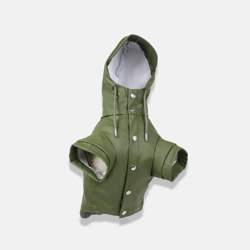 Détail de du raincoat pour chien en vert avec capuche et bouton pressions sous le dessous - facile à enfiler de Barc London