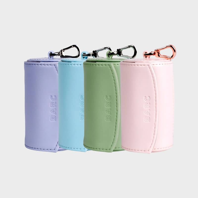 Distributeur de sac à déjection en cuir vegan solide disponibles en 4 couleurs : vert, rose, mauve et bleu de Barc London