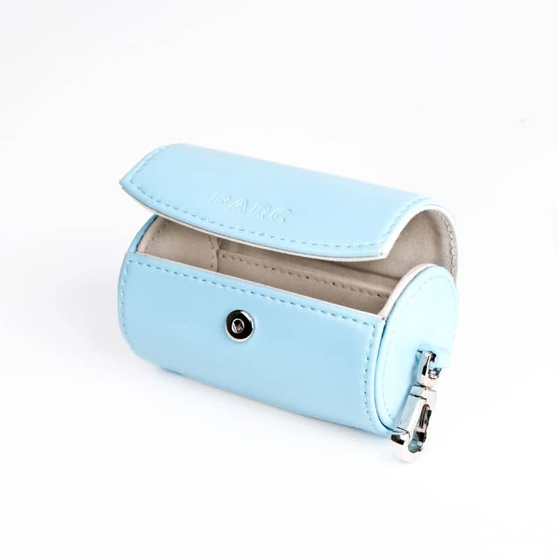Distributeur de sac à déjection canine en cuir vegan solide en bleu ciel de Barc London