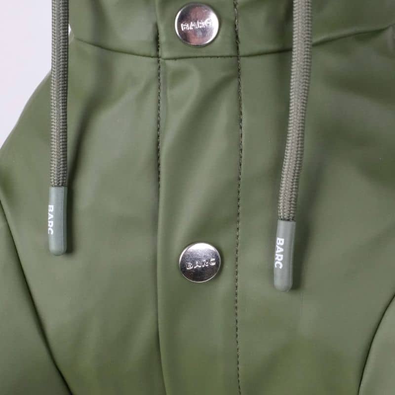 Détail boutons pression de l'imperméable ciré kaki de Barc London en vert kaki