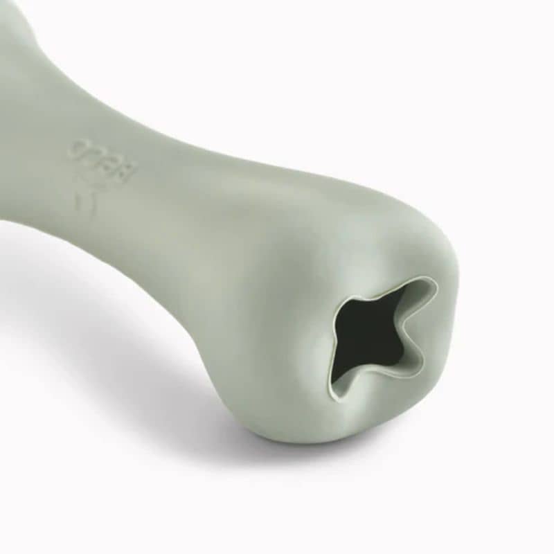 Le Treat Bone de Beco Pets est un jeu d'occupation en forme d'os pour chien en caoutchouc naturel pouvant être machouillé. Il peut être rempli de friandises et de peanut butter qui occupera votre chien et évitera l'angoisse de séparation