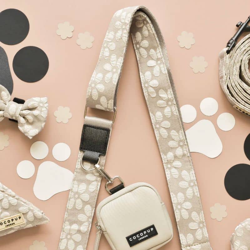 Anse pour chien pour le dog walking bag de Cocopup London - détail relief luxe mocha fleurs