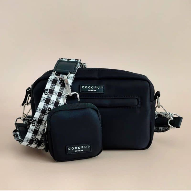 Dog walking bag de Cocopup London - sacoche balade noire et anse pup in paris vichy noir et blanc