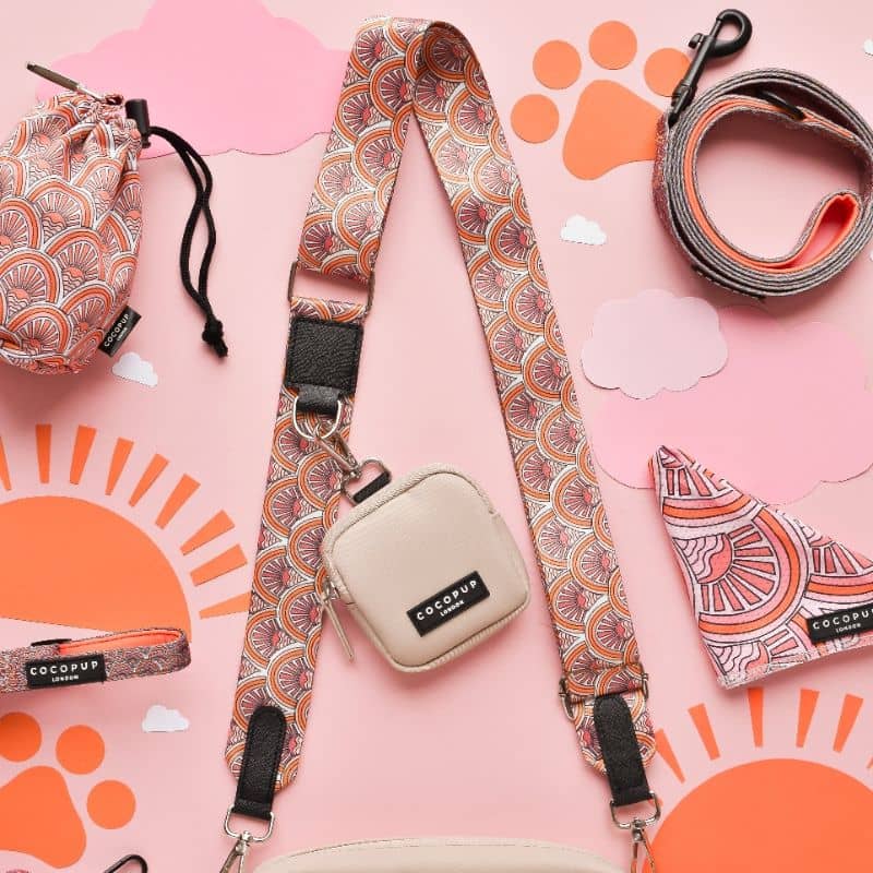 Anse retro sunset de cocopup london avec dog walking bag en caramel latte