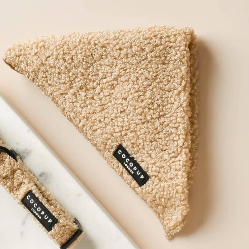 Détail du bandana pour chien en moumoute beige