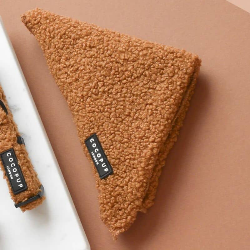 Détail du bandana pour chien en moumoute caramel