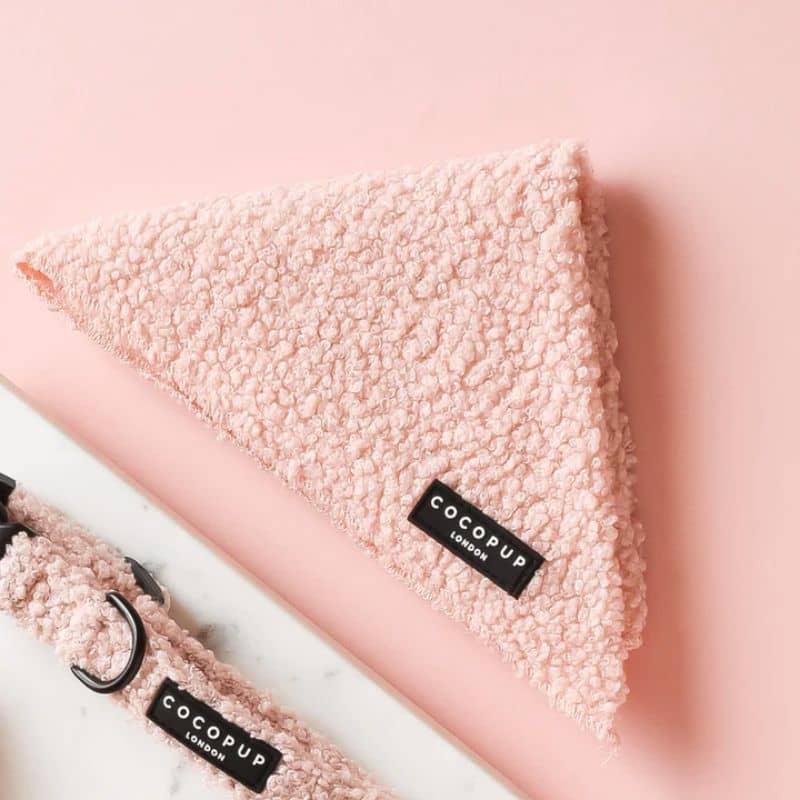 Détail du bandana pour chien en moumoute rose