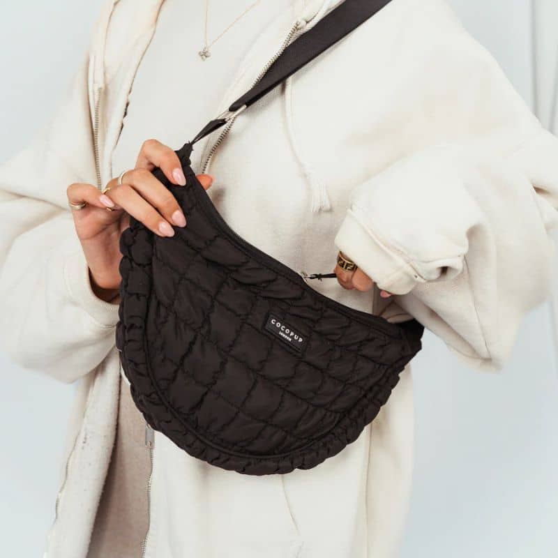Sac demi-lune en bandoulière de Cocopup London en noir