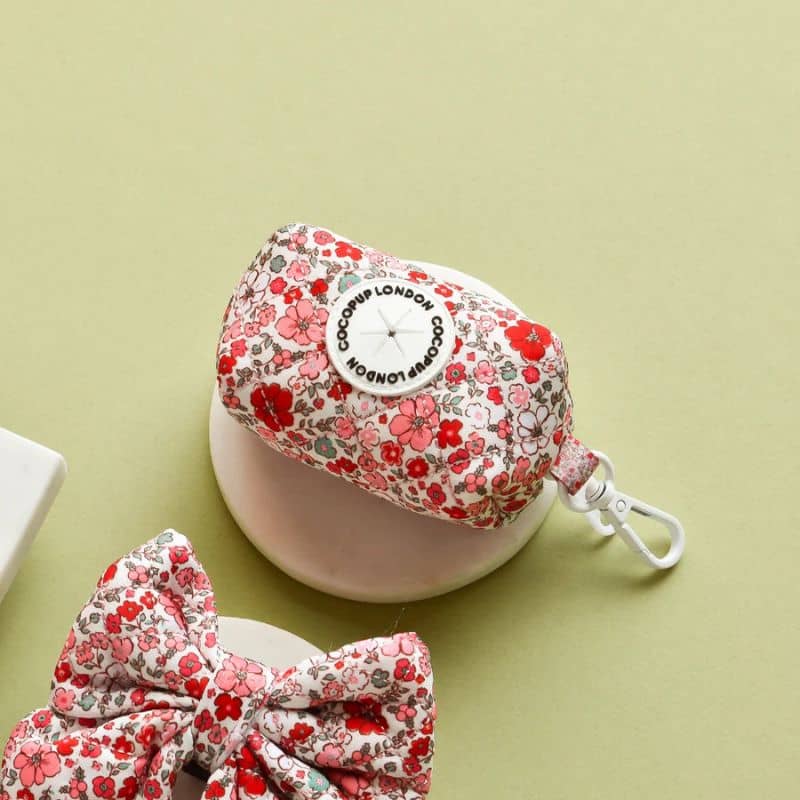 Détail du distributeur sac à déjection canine de la marque cocopup london - quilted cute flowers motif fleurs