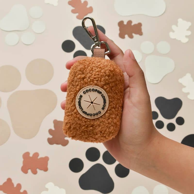Distributeur de sac à déjection poop bag cocopup london en teddy caramel paddington