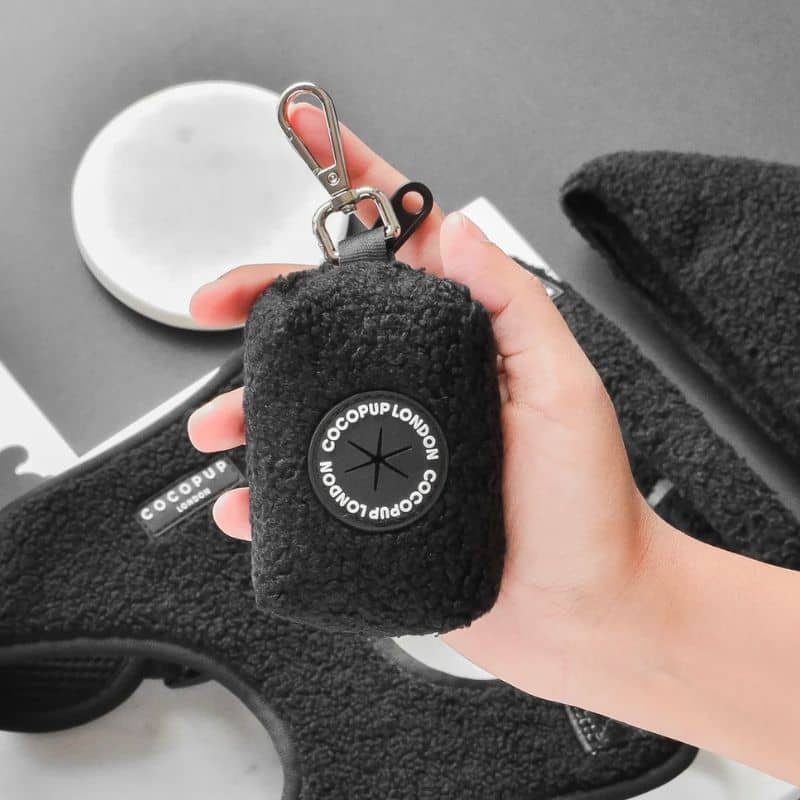 Distributeur de sac à déjection poop bag cocopup london en teddy noir baloo