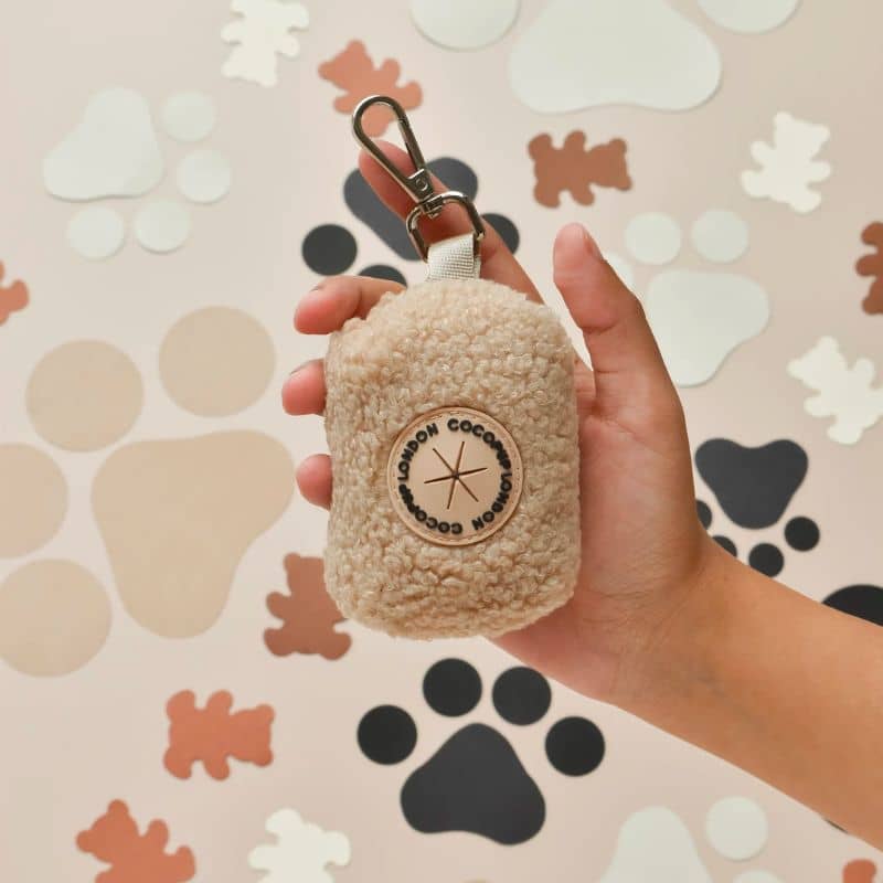 Distributeur de sac à déjection poop bag cocopup london en teddy beige rupert