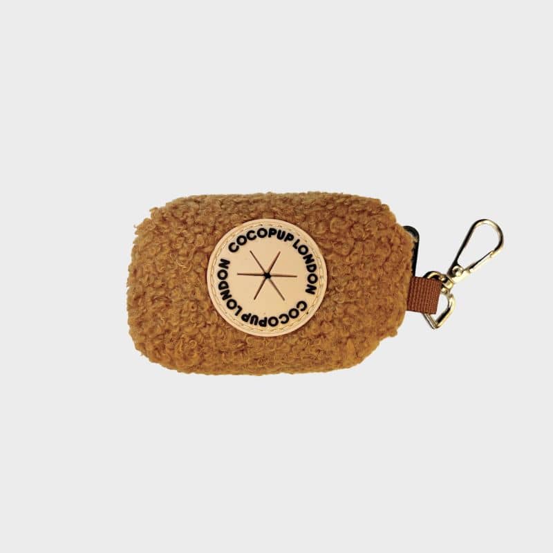 Distributeur de sac à crotte pour chien en moumoute caramel tendance