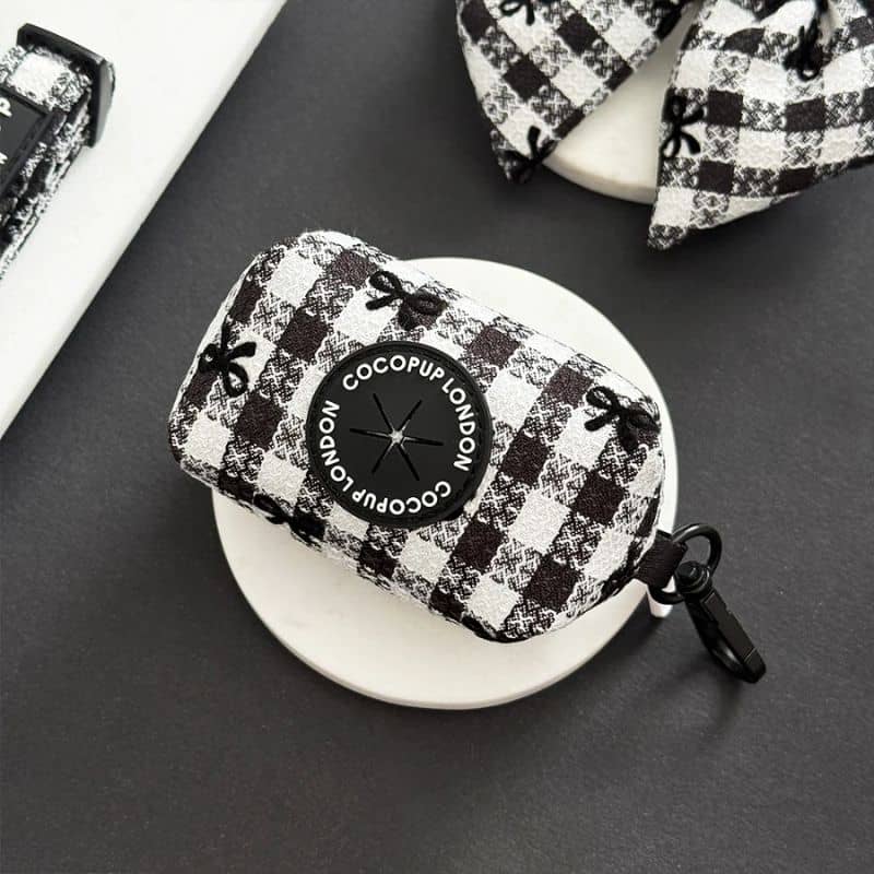 Distributeur de sacs à déjection chien de Cocopup London collection Pup in Paris vichy noir et blanc