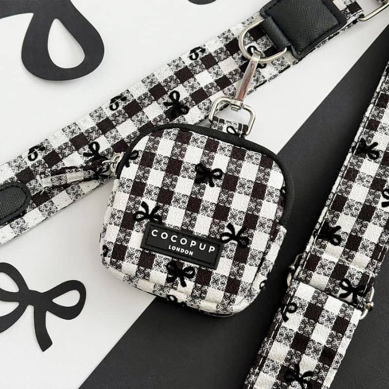 Mini pochette pour ranger les friandises du chien motif vichy noir et blanc de Cocopup London - collection pup in paris