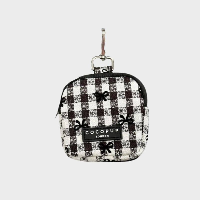 Mini pochette pour ranger les friandises du chien motif vichy noir et blanc de Cocopup London