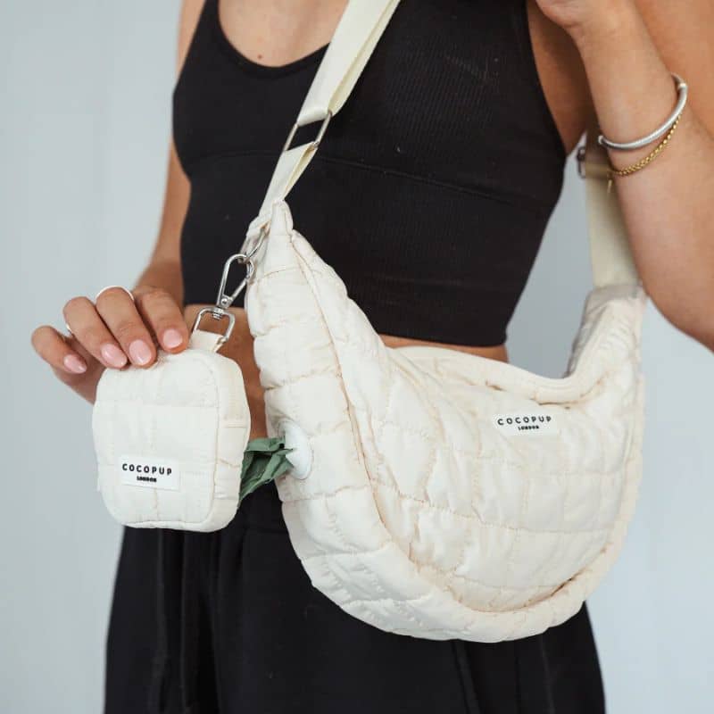 Mini treat bag pour les friandises de chien de cocopup london en blanc cloud avec le sac bandoulière crossbody crescent