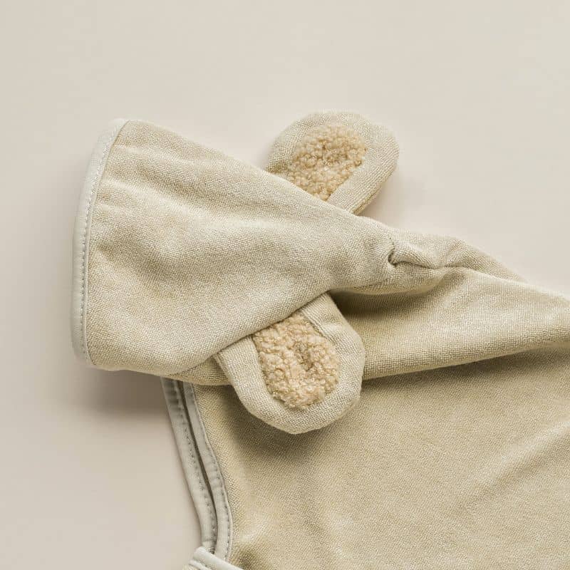 Détail du peignoir teddy de cocopup london pour chien en microfibre beige