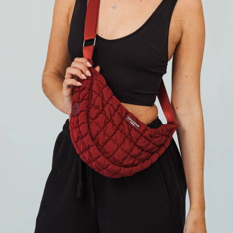 Sac en bandoulière en forme de demi-lune spécial balade pour promener son chien en rouge bordeaux onyx