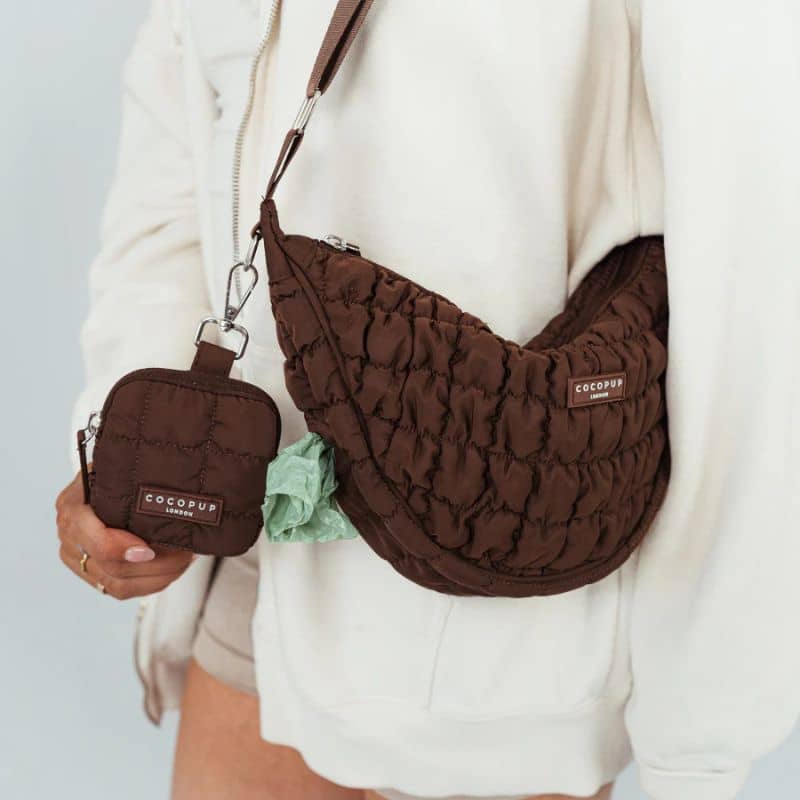 Sac en bandoulière en forme de demi-lune spécial balade pour promener son chien en marron foncé brown