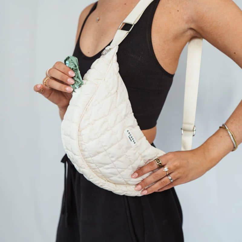 Sac en bandoulière en forme de demi-lune spécial balade pour promener son chien en blanc cassé cloud