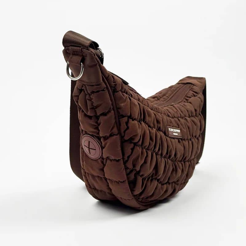 Sac en bandoulière en forme de demi-lune spécial balade pour promener son chien avec ouverture pour les sacs à crotte