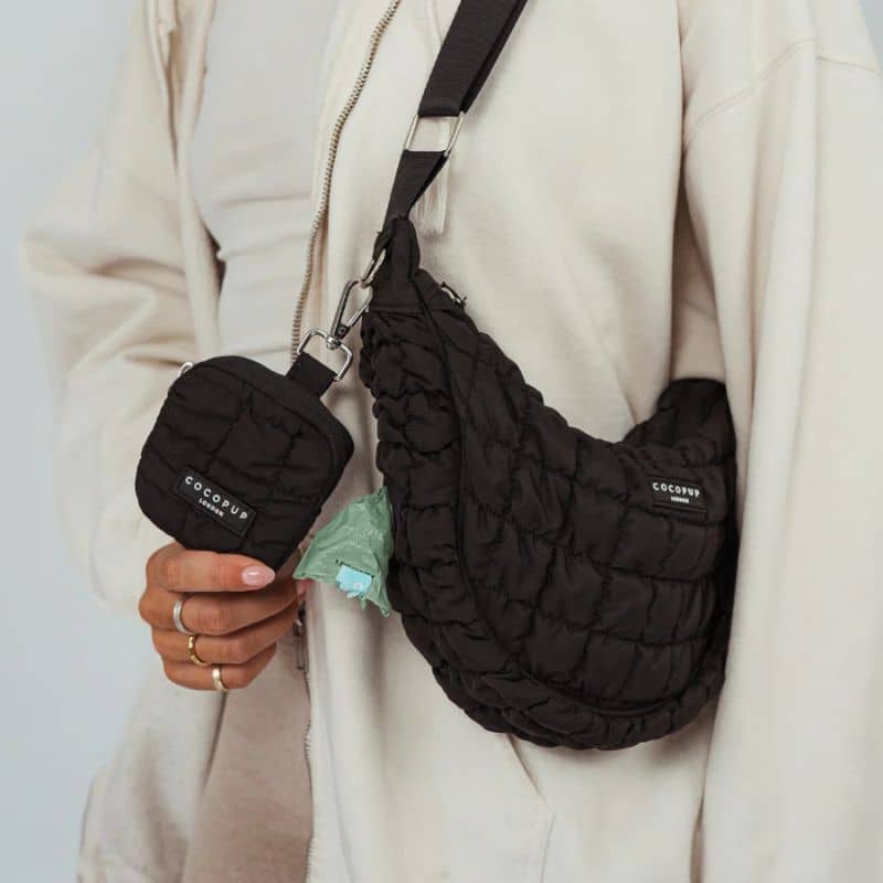 Sac en bandoulière en forme de demi-lune spécial balade pour promener son chien en noir