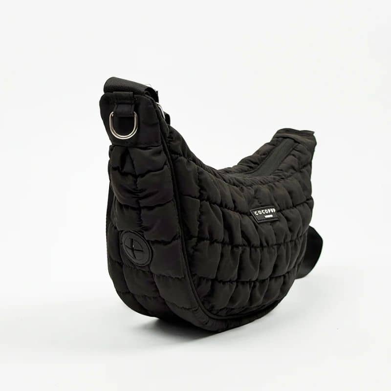 Sac en bandoulière en forme de demi-lune spécial balade pour promener son chien avec ouverture pour les sacs à crotte