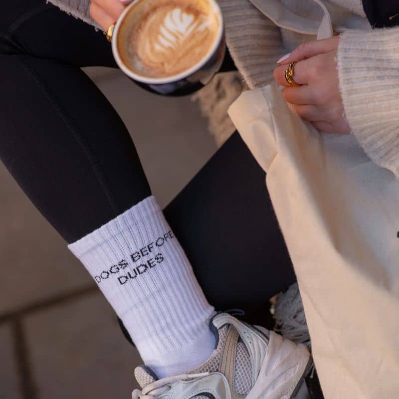 Chaussettes en coton blanc ultra tendance avec texte Dogs before dudes pour tous les dog lovers Collar of weden
