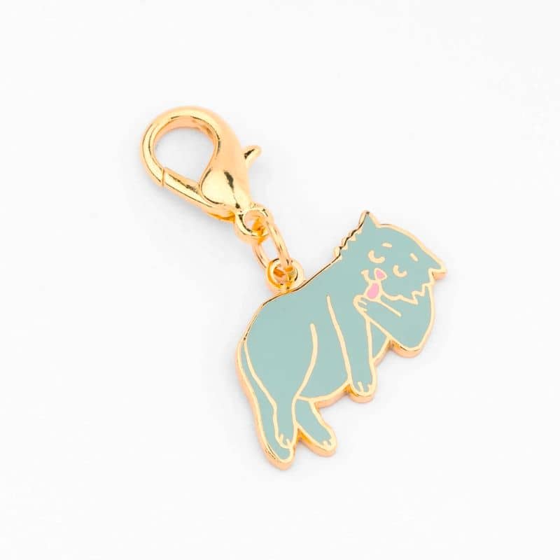 détails du porte-clé médaille en forme de chat gris avec détails dorés