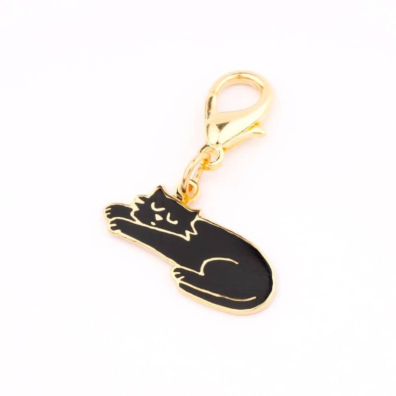 détails du porte-clé médaille en forme de chat noir avec détails dorés