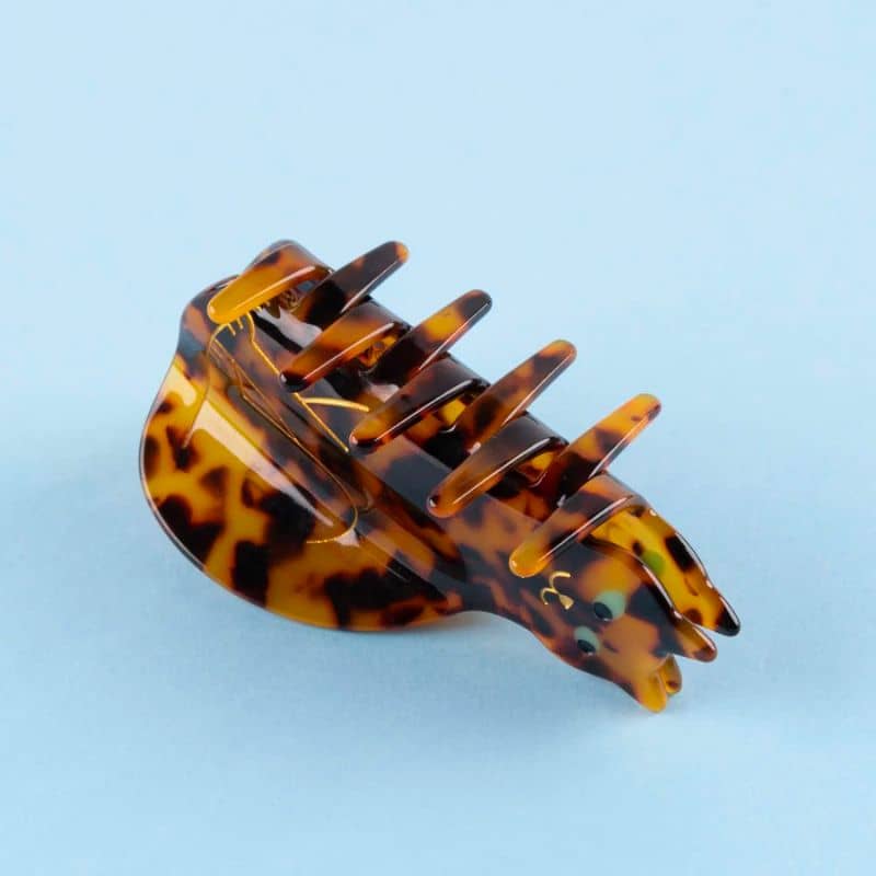 Détail de la pince à cheveux crabe en forme de chat du bengal coucou suzette