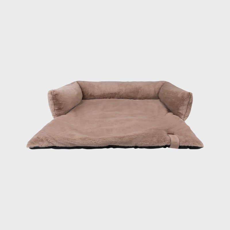 lit pour chien à mettre sur le canapé pour le protéger en fausse fourrure de couleur taupe - nuzzle soft sofa dog bed District 70