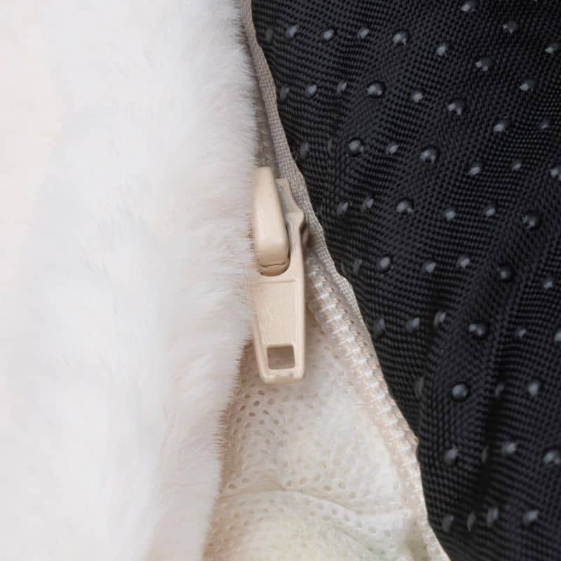 lit pour chien à mettre sur le canapé pour le protéger en fausse fourrure de couleur taupe - nuzzle soft sofa dog bed District 70