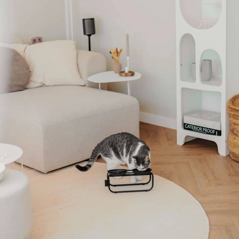 support de gamelle en acier compatible avec les gamelles pour chat en bambou District 70. Le Butler bowl stand permet de manger surélevé ce qui aide à la digestion