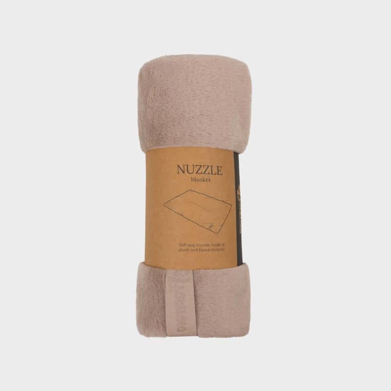 plaid extra doux en fausse fourrure de couleur taupe pour chien "Nuzzle" de District 70 pour protéger le canapé ou emporter en vacances ou voiture