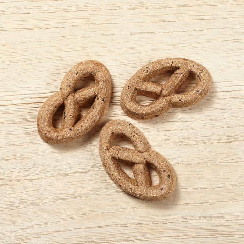 biscuits naturels pour chien en forme de bretzel au poulet par Dog's Deli