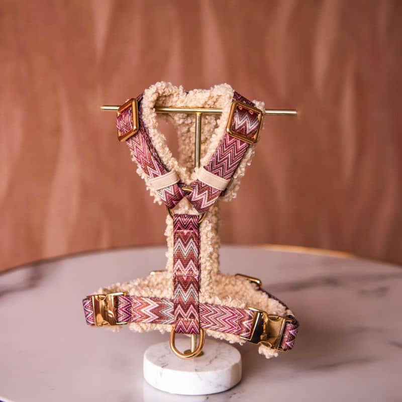 Détail avant du harnais pour chien tendance motif zig zag et matière hiver chaude et moelleuse en sherpa / teddy de la marque Floofs & Cookies