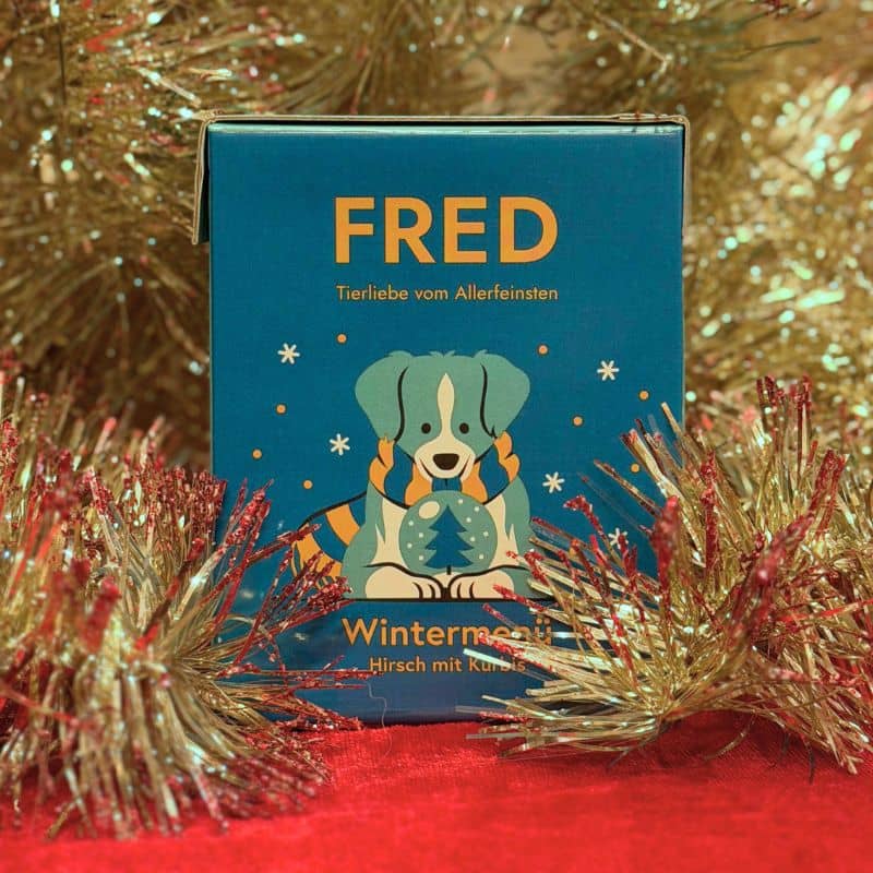 Pâtée de Noel pour chien Fred & Felia avec du gibier, du potiron, de la pomme. Une recette festive et premium pour un réveillon gourmand avec votre chien, pour agrémenter sa gamelle et lui faire plaisir