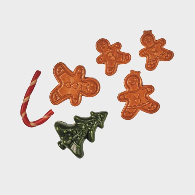 lot de 6 friandises à macher gout poulet pour chien en forme de bonhommes en pain d'épices, sucre d'orge et sapin 