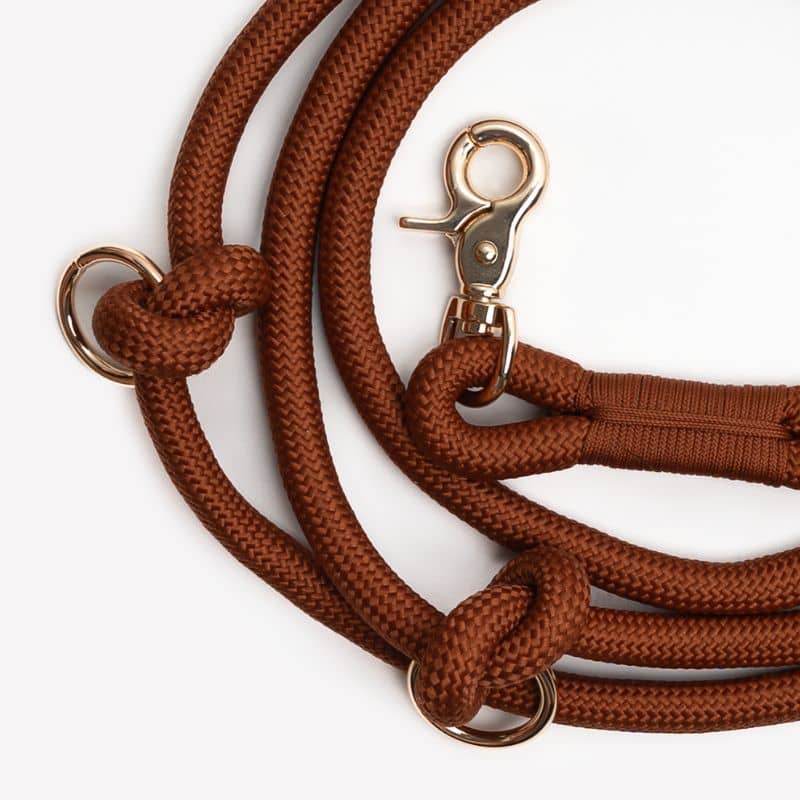 Détail de la laisse pour chien multipositions handsfree de Furlou en orange clay