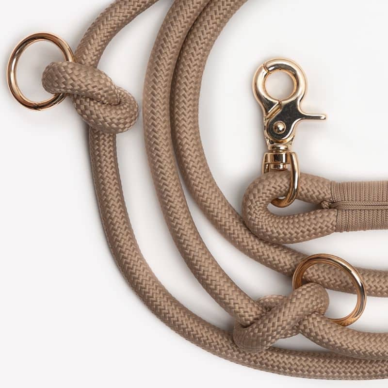 Détail de la laisse pour chien multipositions handsfree de Furlou en sable sand