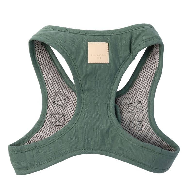 Détail du harnais veste step-in facile à enfiler de la marque fuzzyard en vert