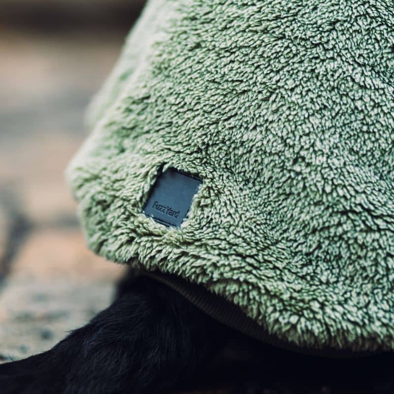 Détail du pull polaire sherpa de Fuzzyard en vert rosemary